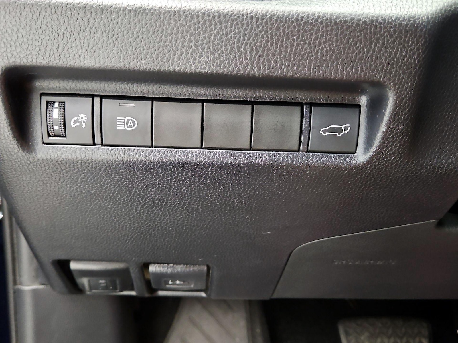 2020 Toyota RAV4 XLE Premium - Photo 14