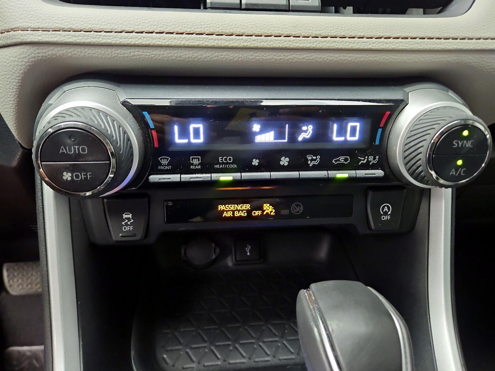 2020 Toyota RAV4 XLE Premium - Photo 17
