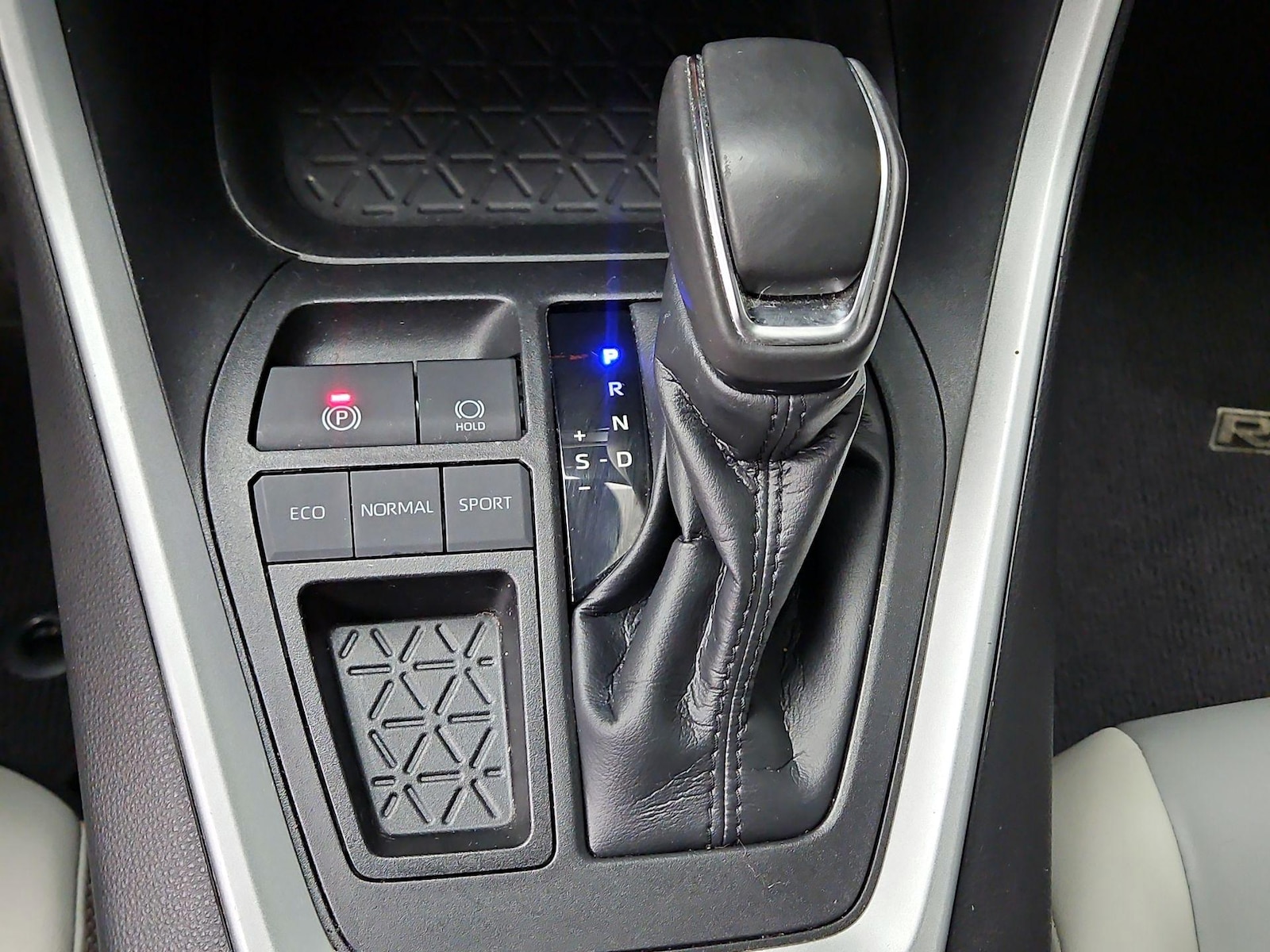 2020 Toyota RAV4 XLE Premium - Photo 18