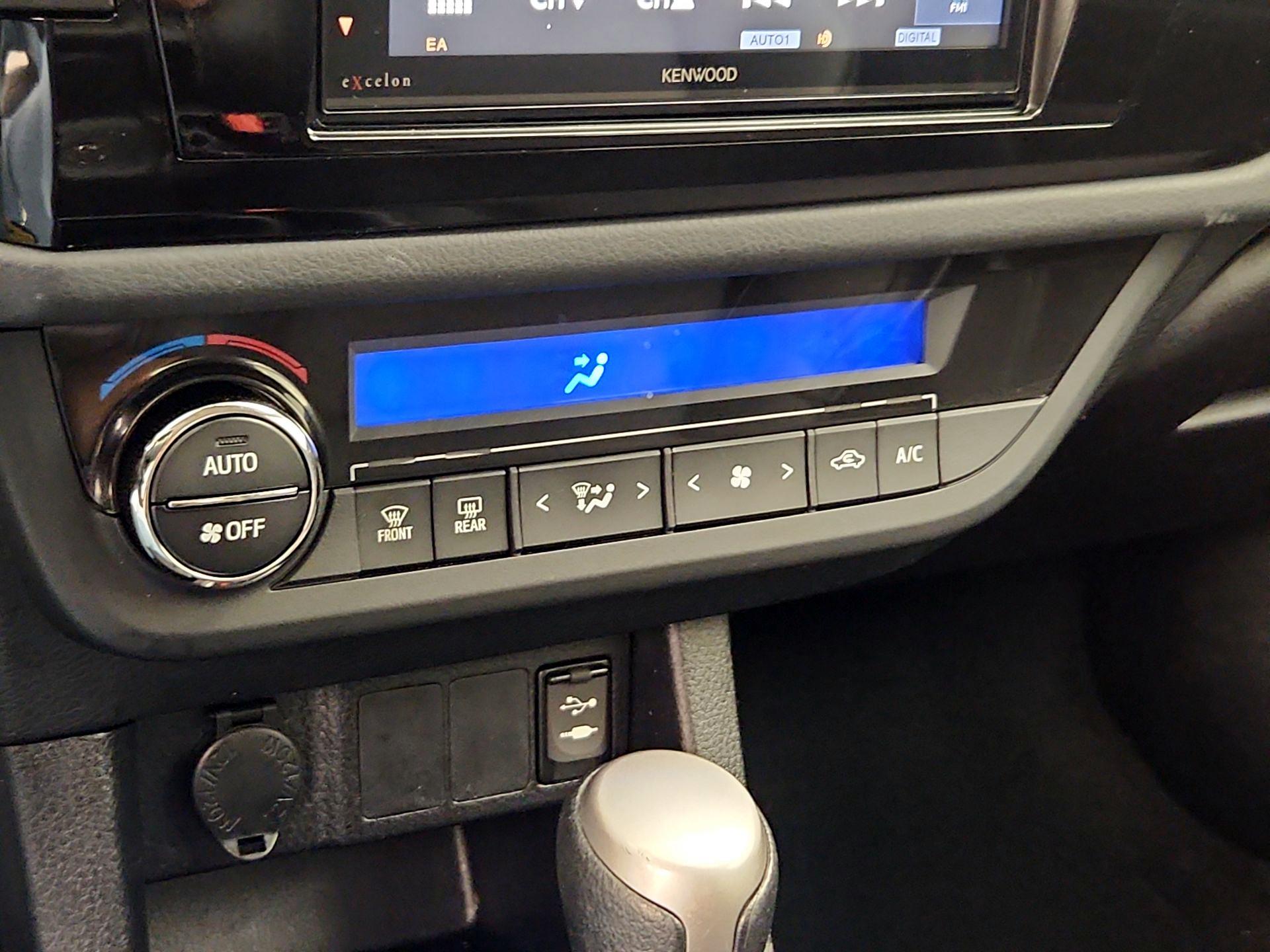 Thumbnail: 2016 Toyota Corolla - 16
