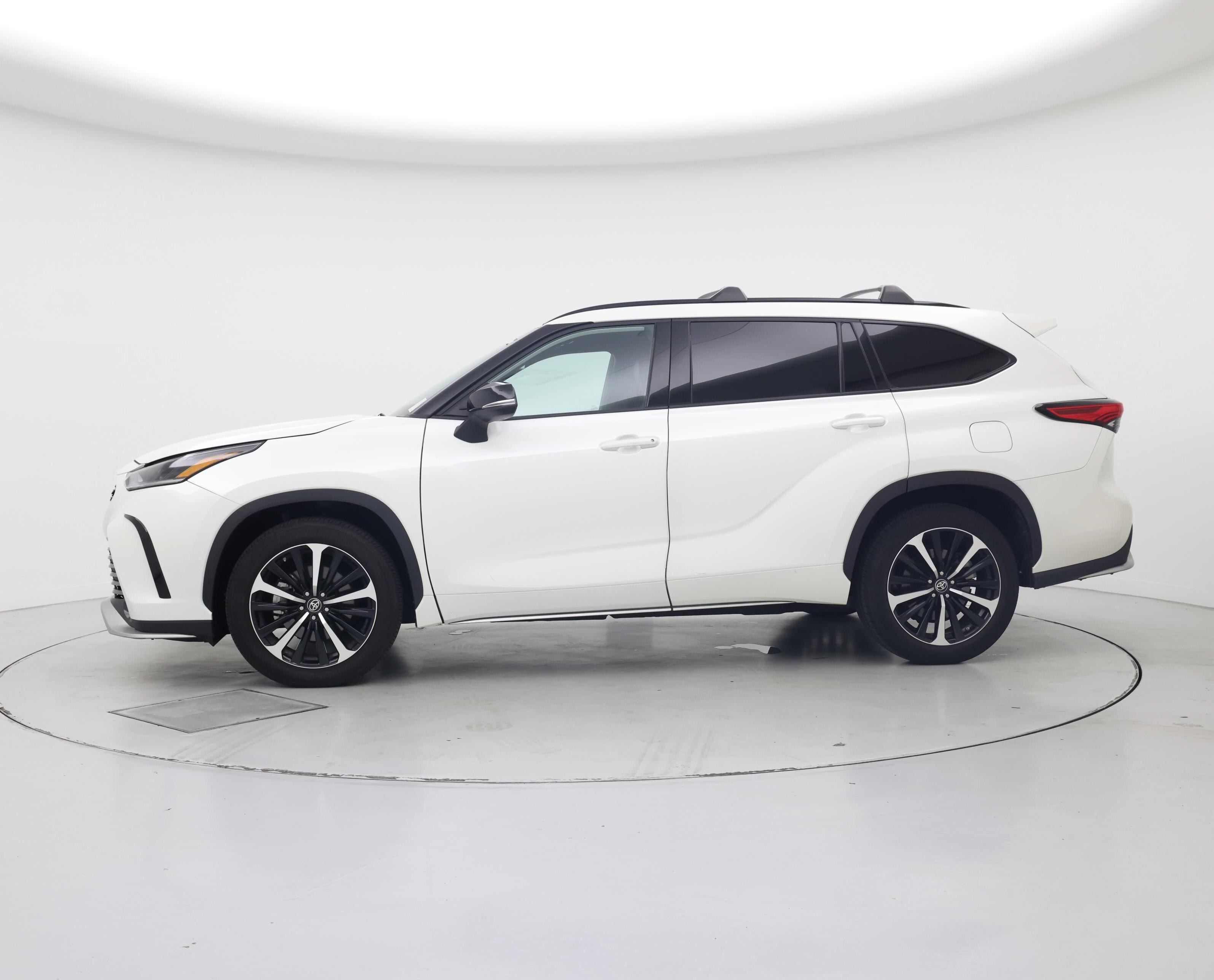 Thumbnail: 2021 Toyota Highlander - 3