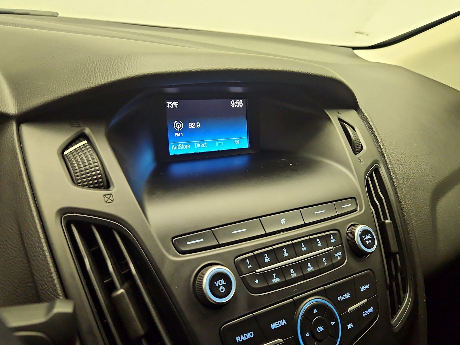 2018 Ford Focus SE - Photo 16