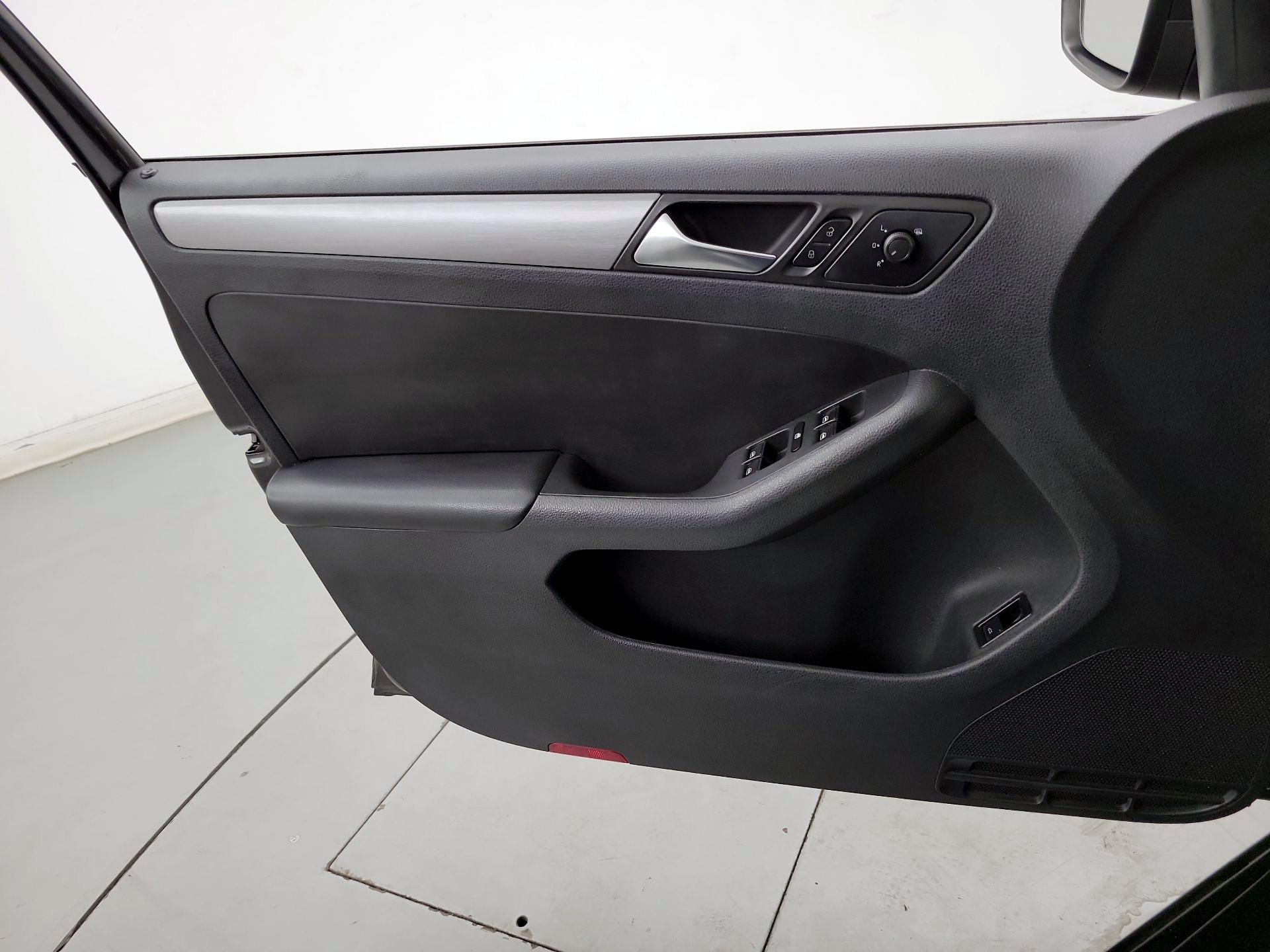 Thumbnail: 2016 Volkswagen Jetta - 10