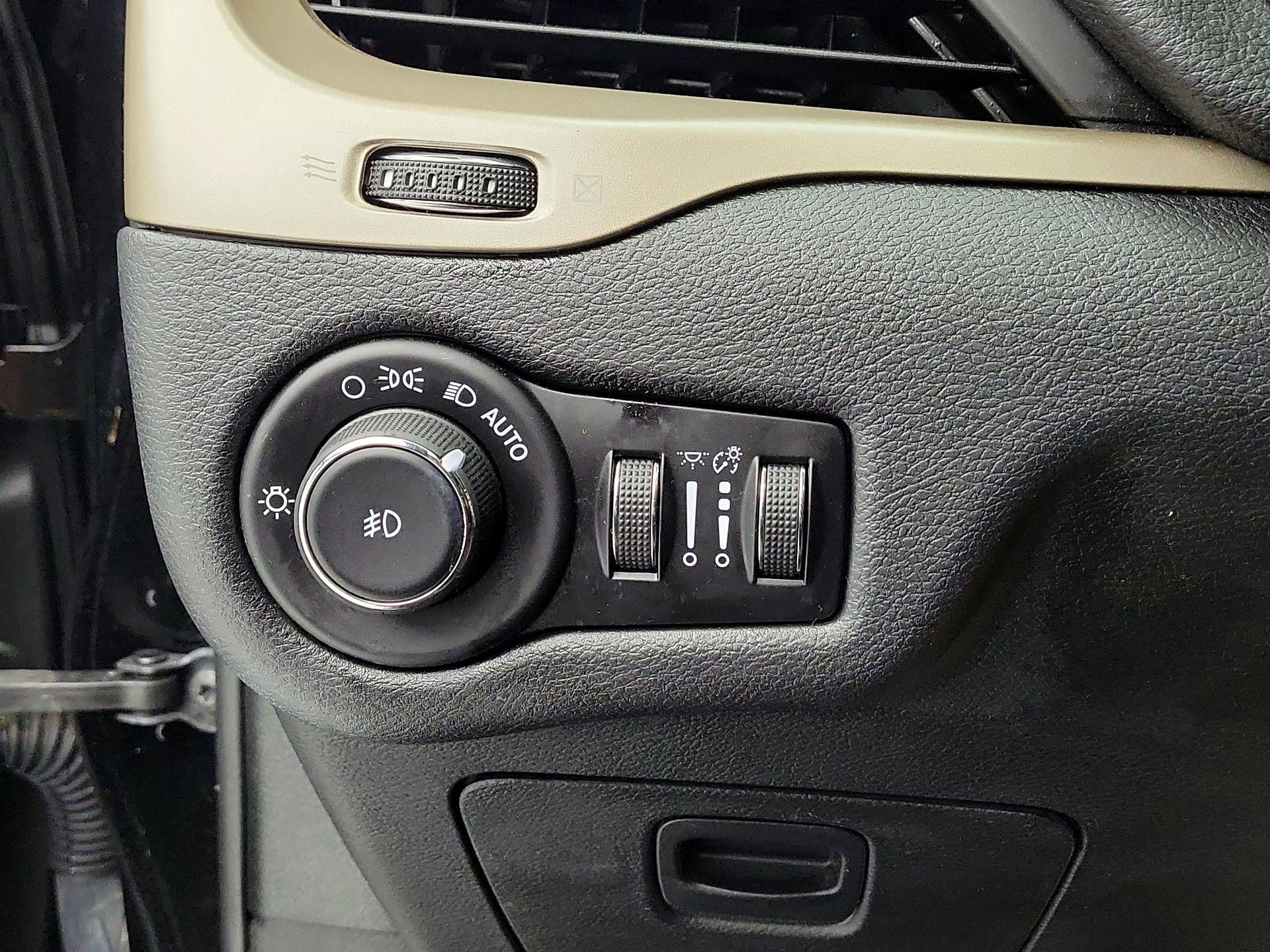Thumbnail: 2017 Jeep Cherokee - 13