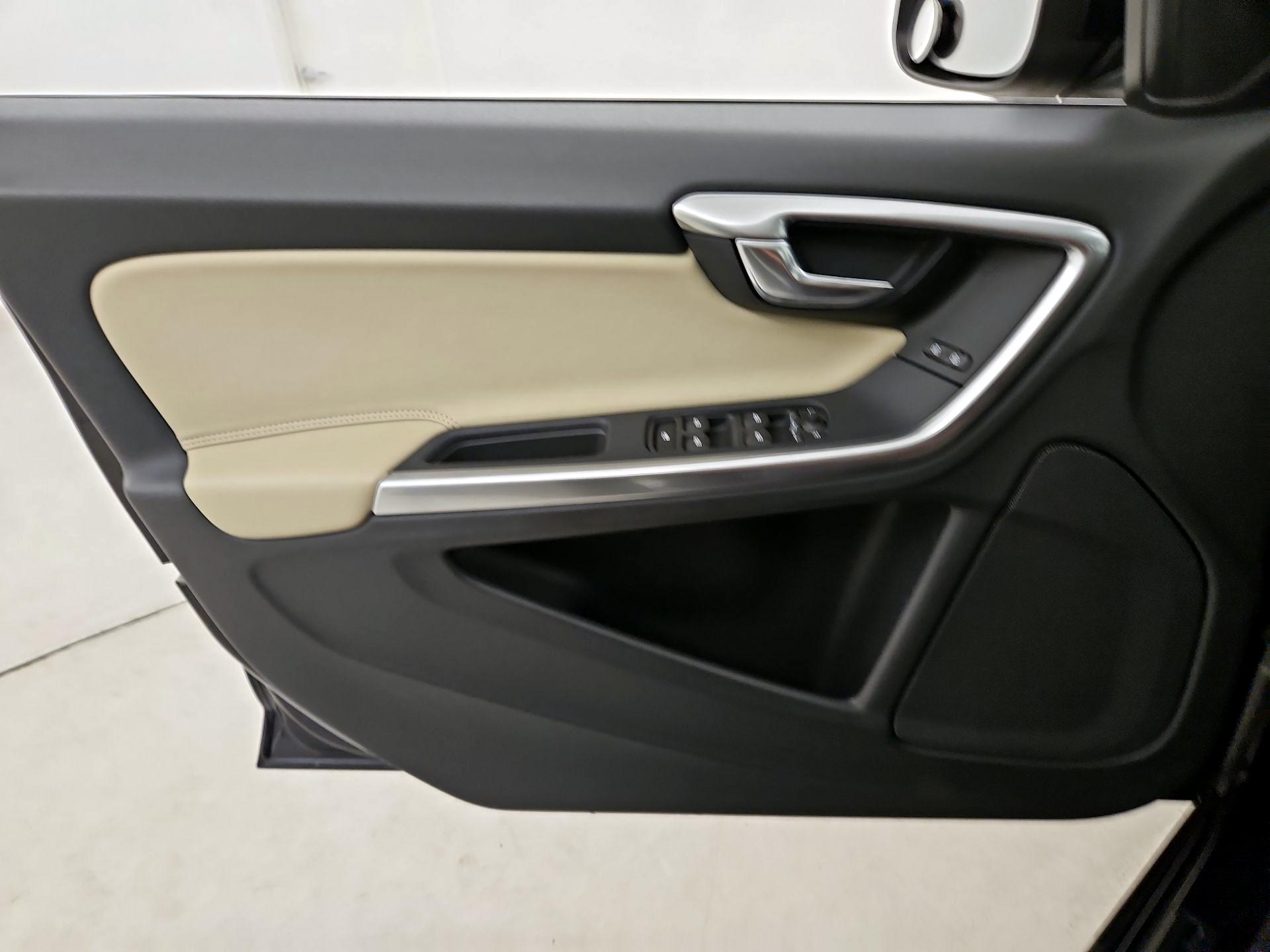 Thumbnail: 2017 Volvo V60 - 12