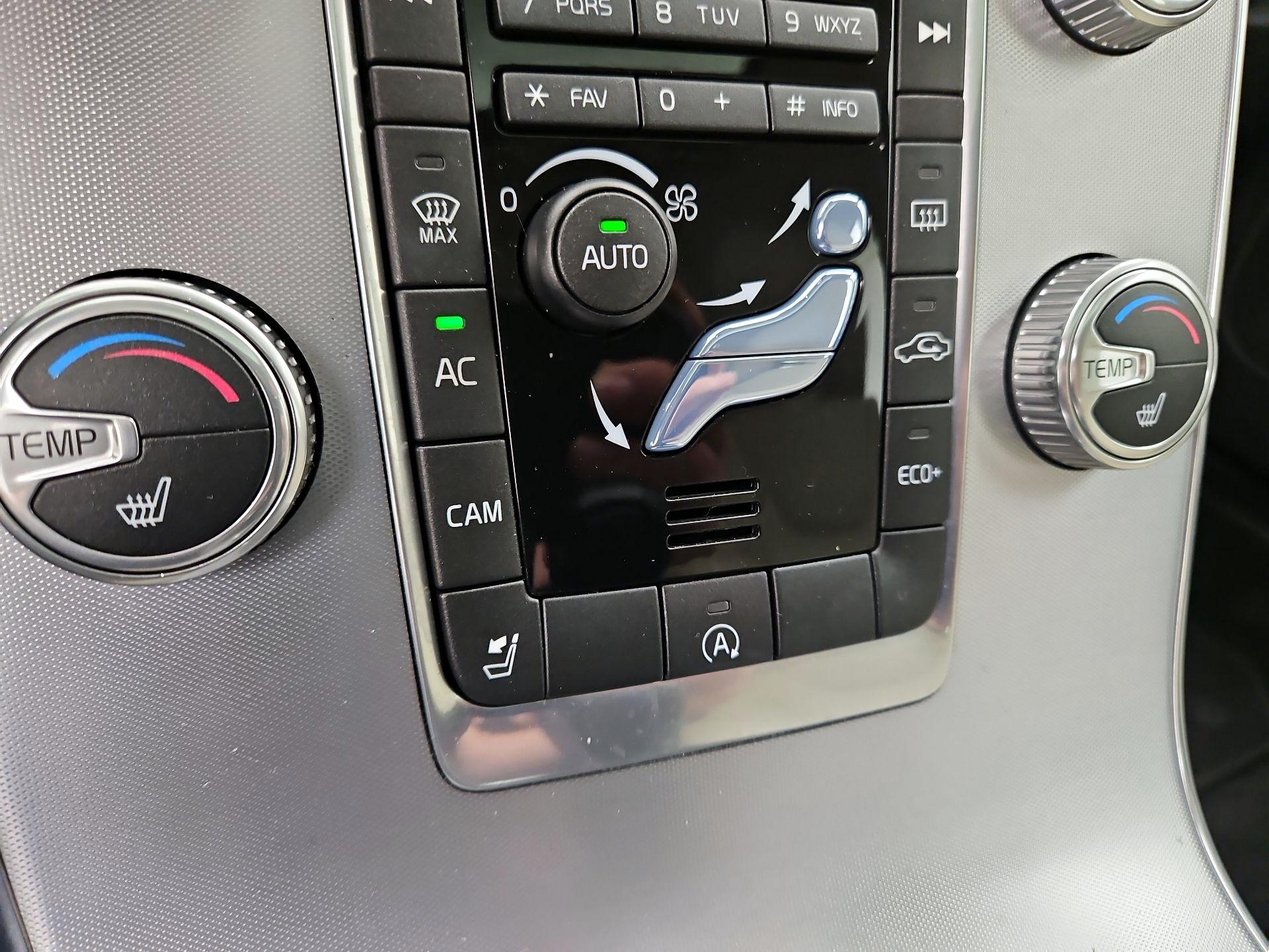 Thumbnail: 2017 Volvo V60 - 17