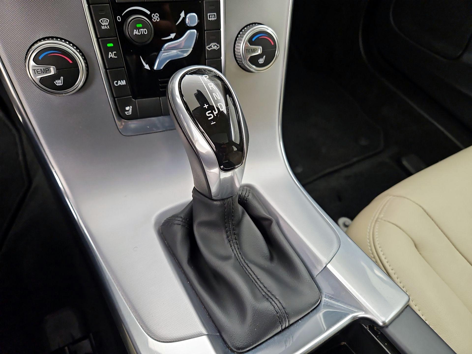 Thumbnail: 2017 Volvo V60 - 18