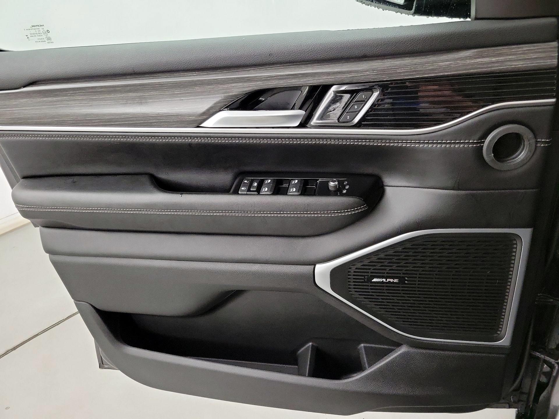 Thumbnail: 2023 Jeep Wagoneer - 10