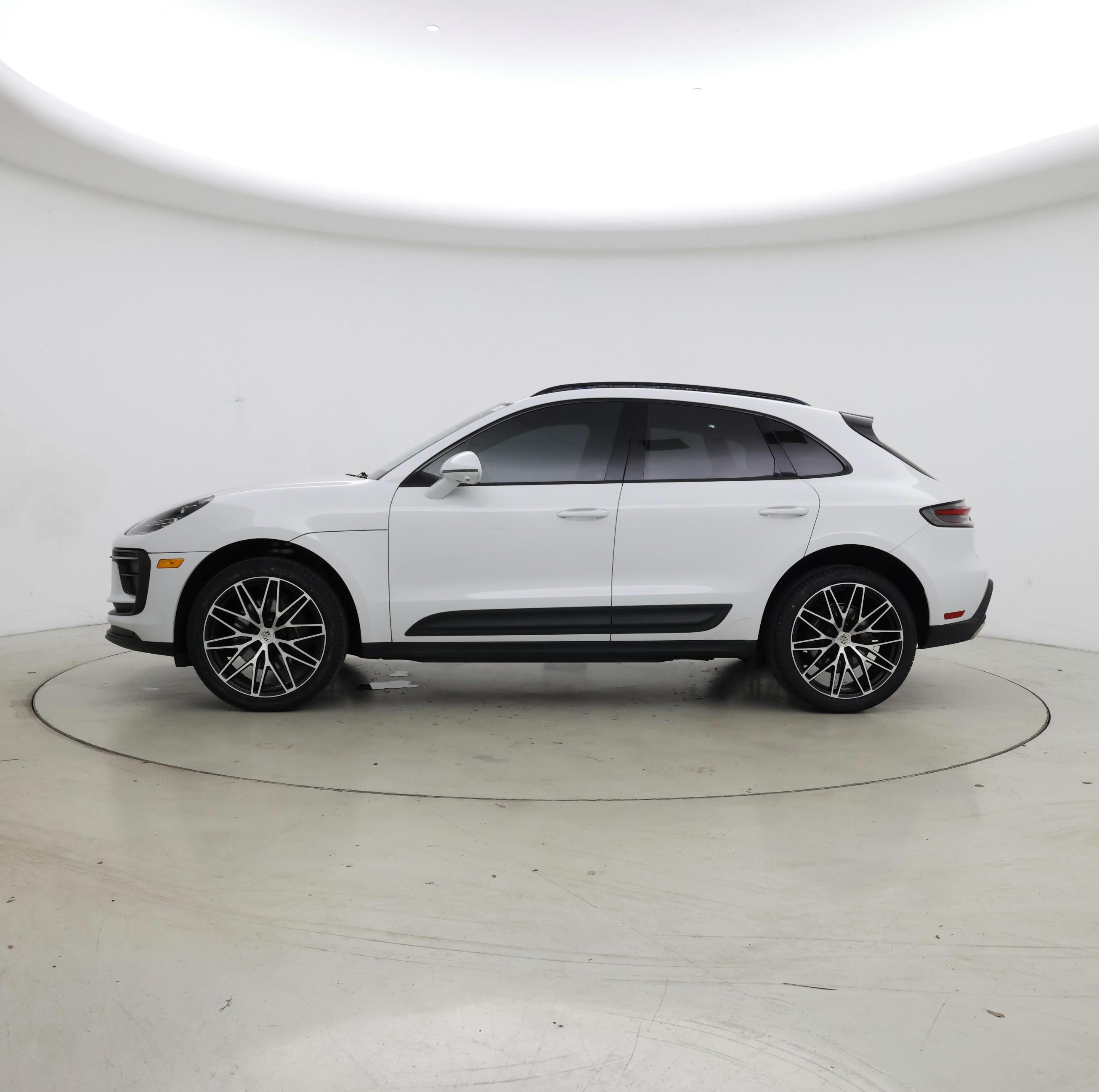 Thumbnail: 2022 Porsche Macan - 3