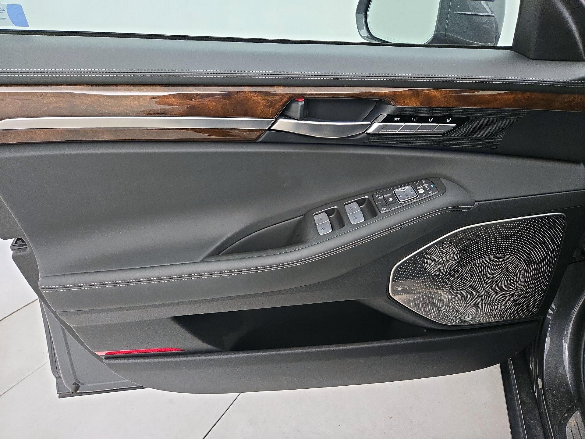 Thumbnail: 2019 Genesis G90 - 12