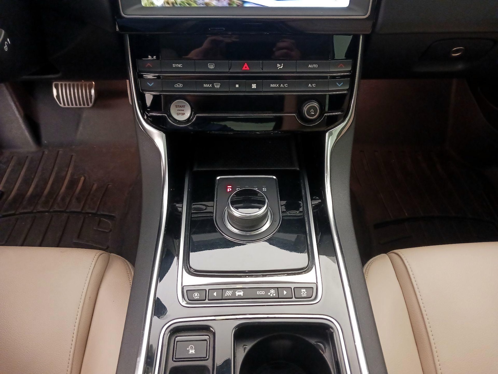 2019 Jaguar XE Premium - Photo 19