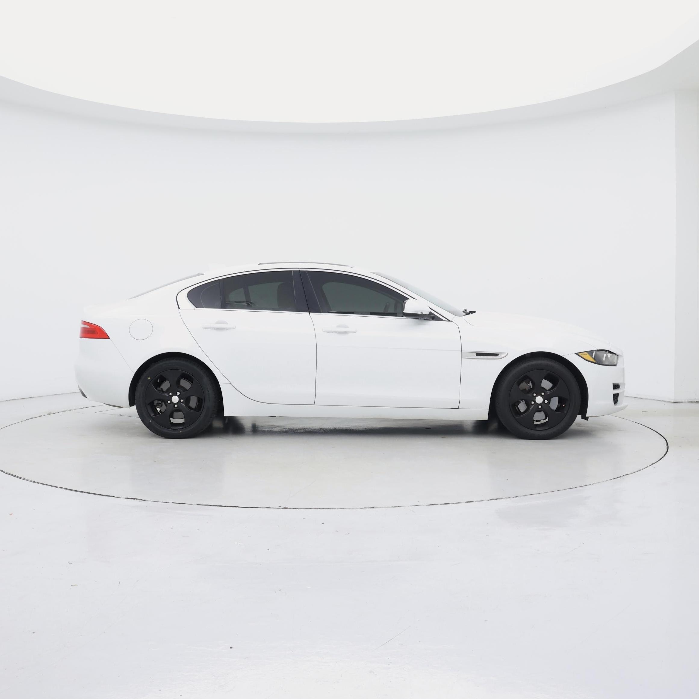 Thumbnail: 2019 Jaguar XE - 7