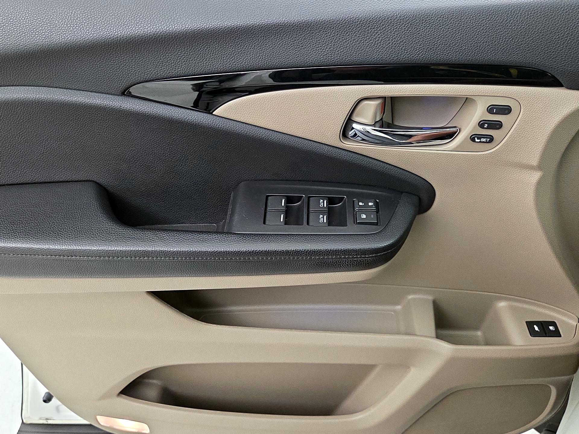 Thumbnail: 2019 Honda Pilot - 12