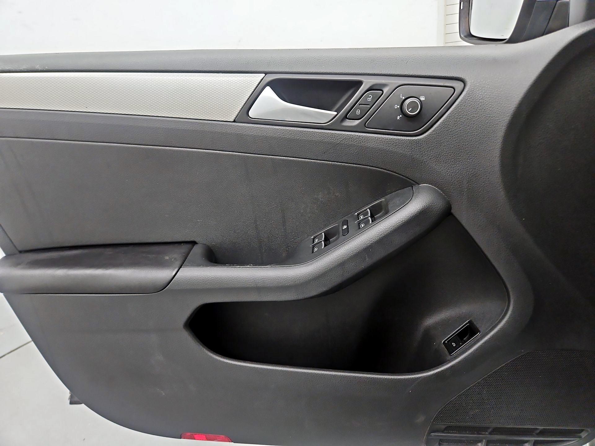 Thumbnail: 2015 Volkswagen Jetta - 10