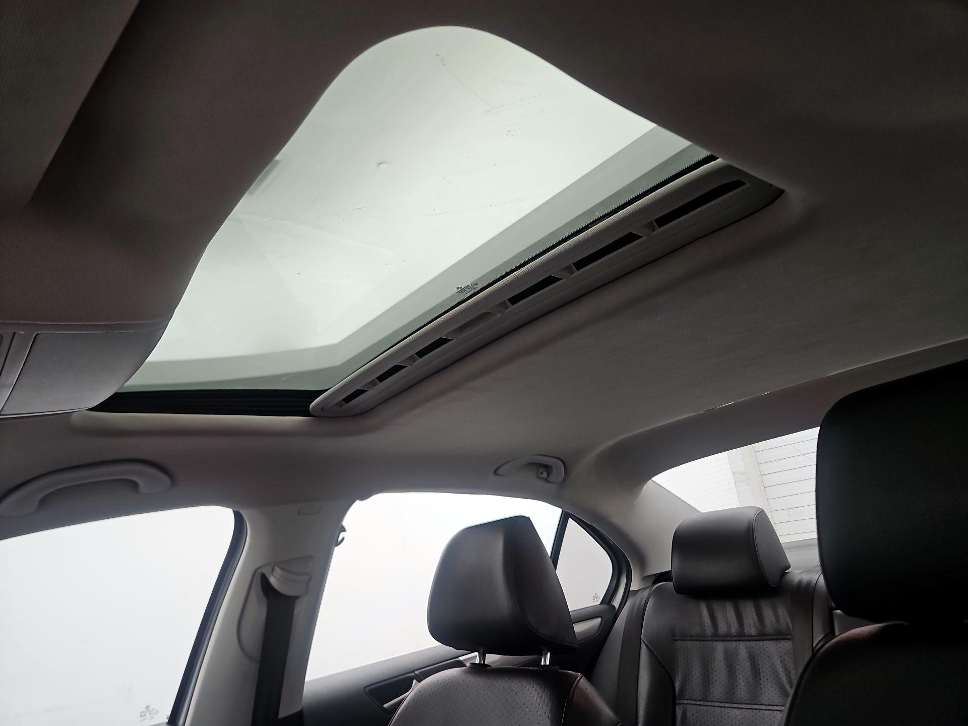 Thumbnail: 2015 Volkswagen Jetta - 16