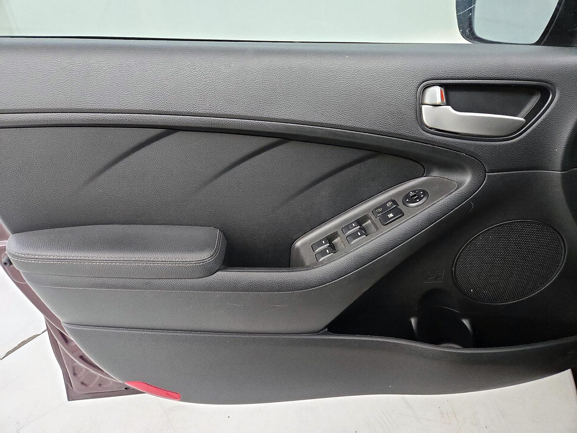 Thumbnail: 2017 Kia Forte - 12