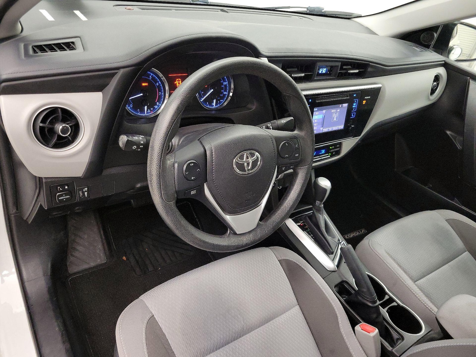 2017 Toyota Corolla LE - Photo 10