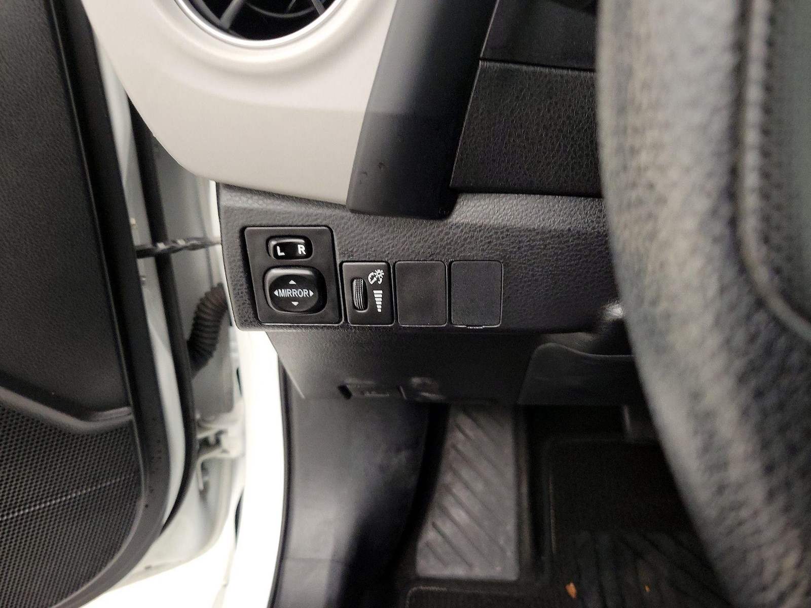 2017 Toyota Corolla LE - Photo 14
