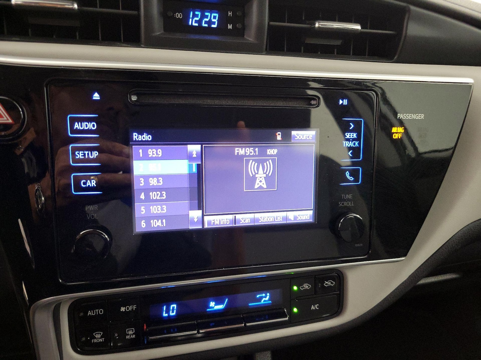 2017 Toyota Corolla LE - Photo 16