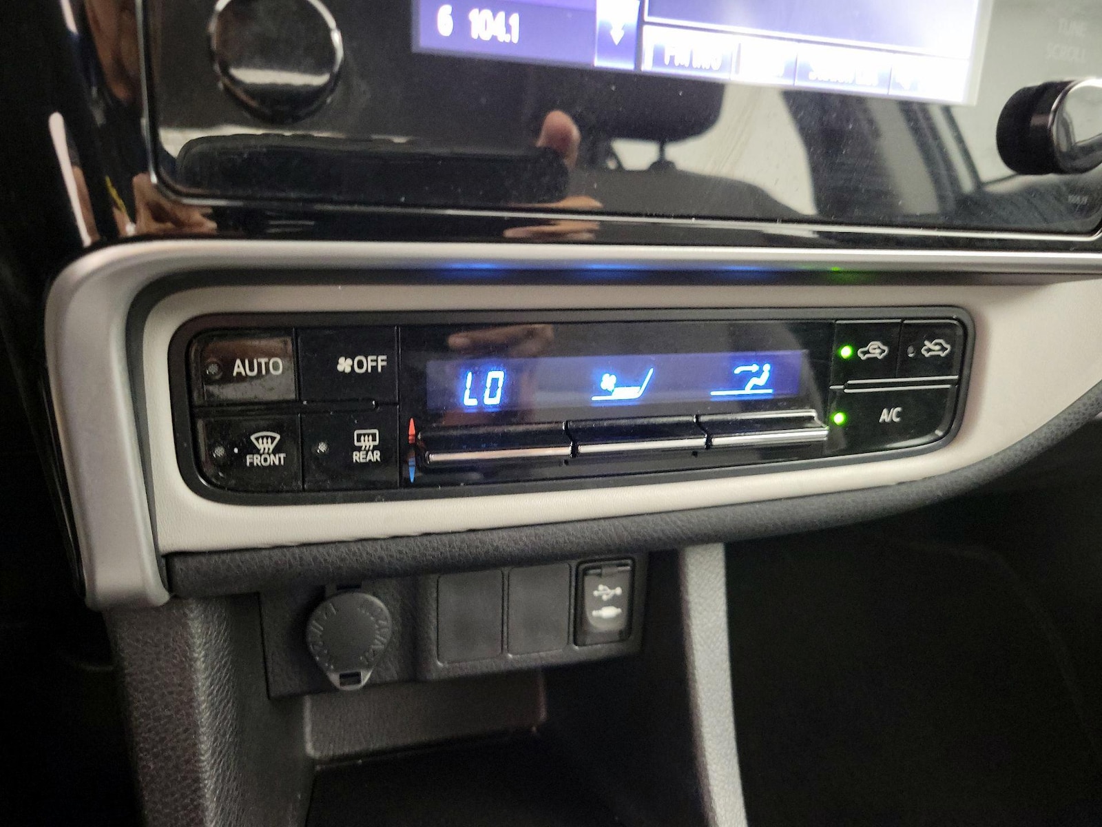 2017 Toyota Corolla LE - Photo 17