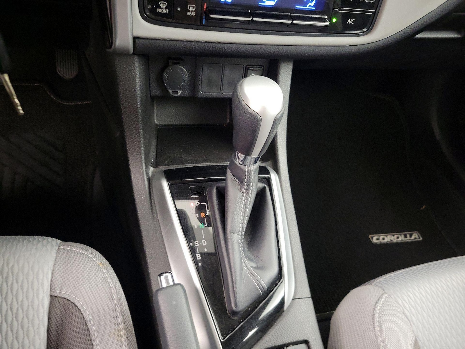 2017 Toyota Corolla LE - Photo 18