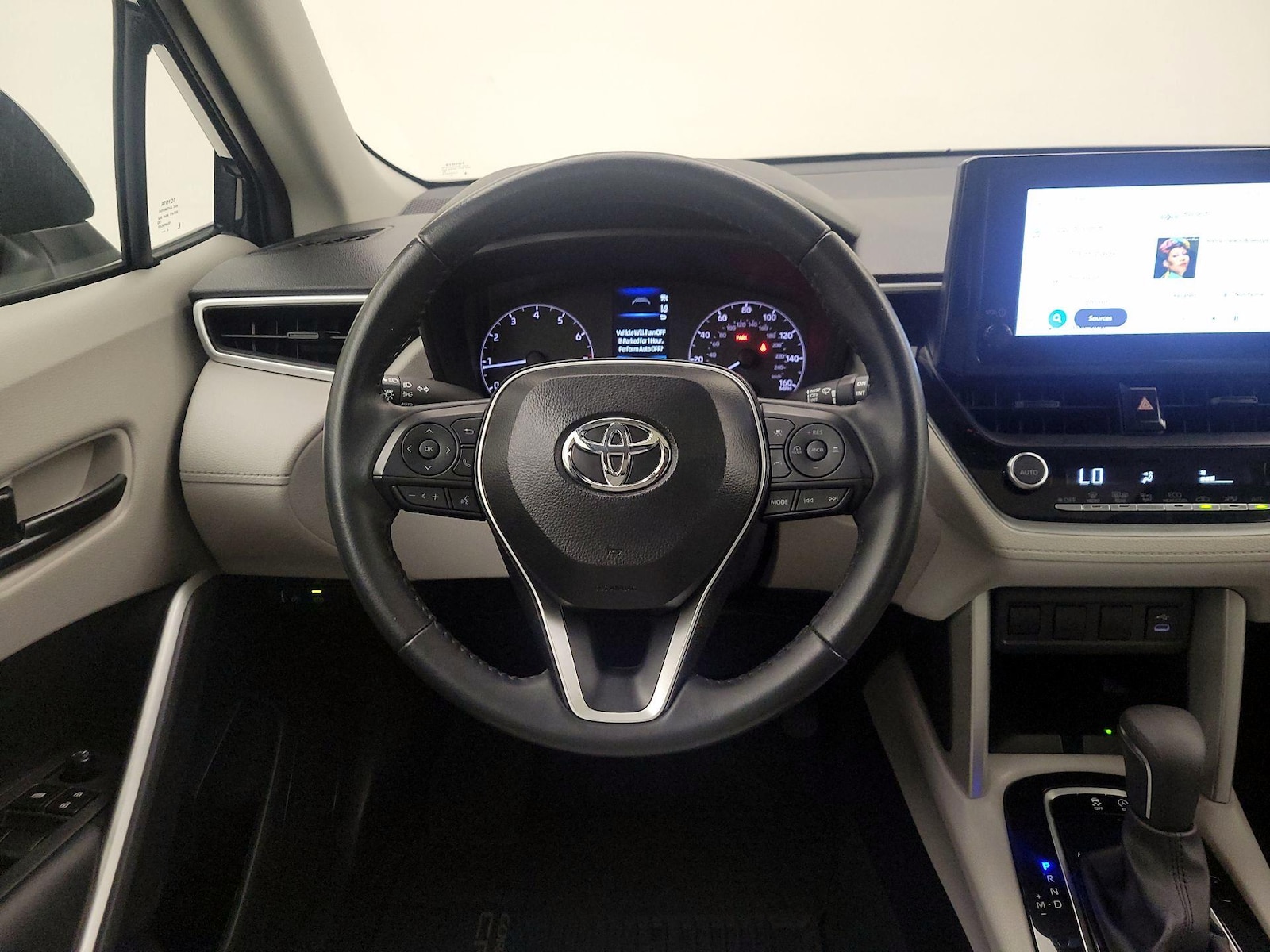 2025 Toyota Corolla Cross LE - Photo 11