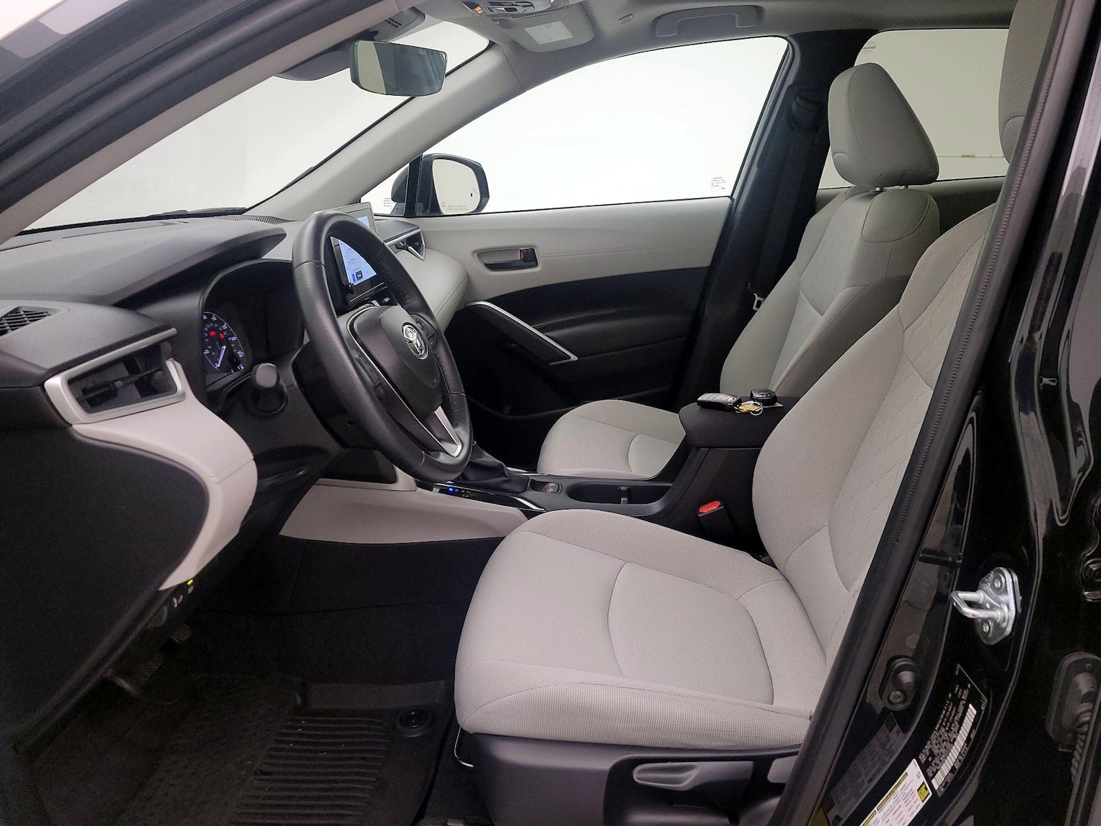 2025 Toyota Corolla Cross LE - Photo 12