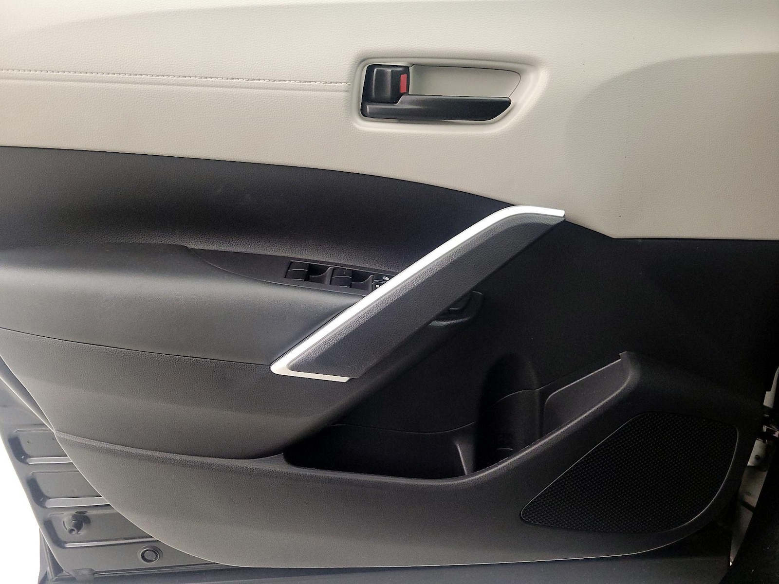 2025 Toyota Corolla Cross LE - Photo 13