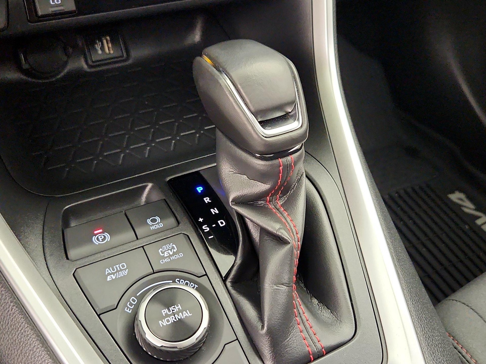 2023 Toyota RAV4 SE - Photo 18