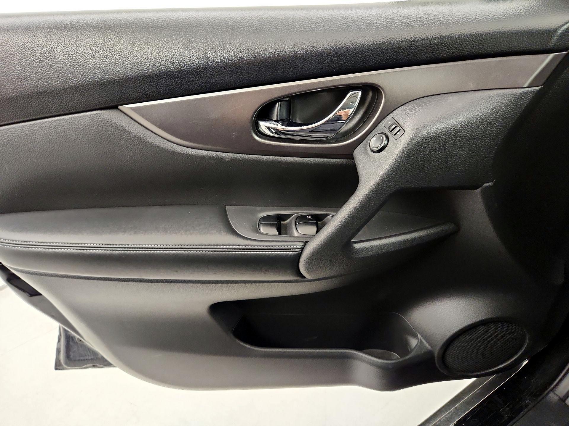Thumbnail: 2016 Nissan Rogue - 12