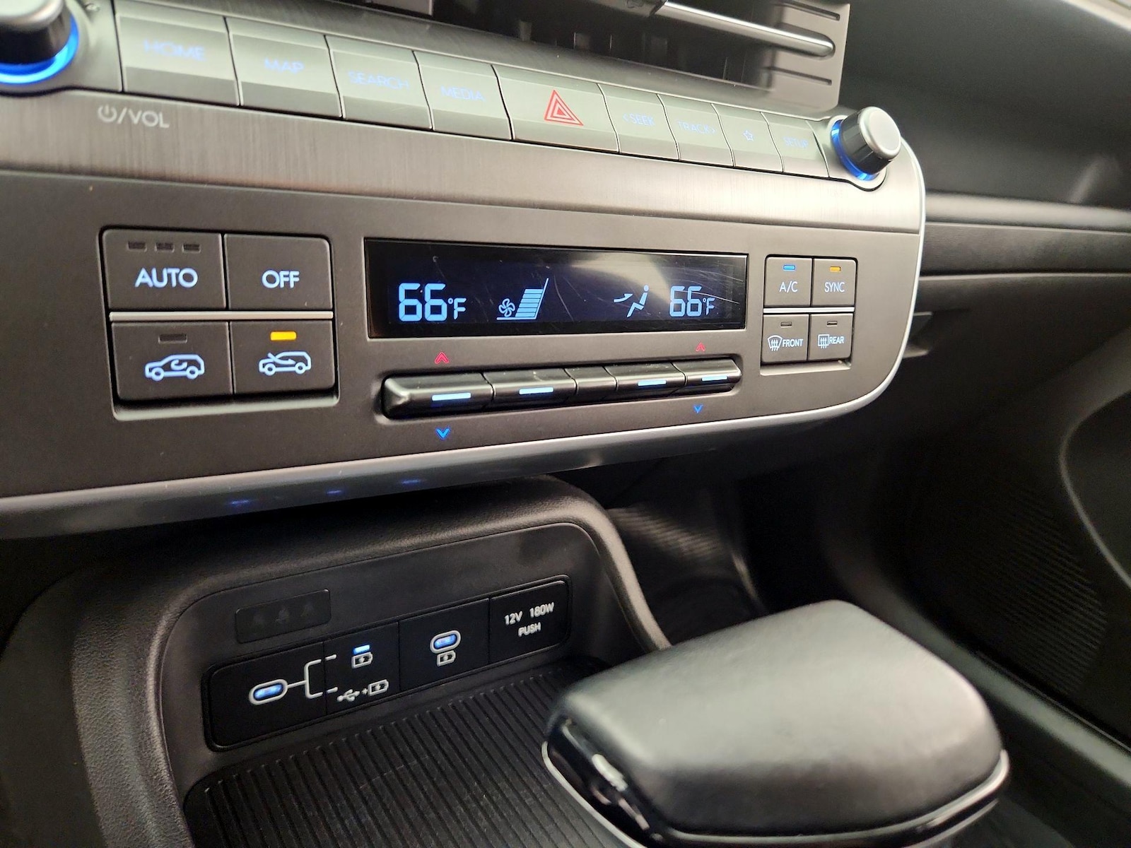 2025 Hyundai Kona SEL - Photo 17