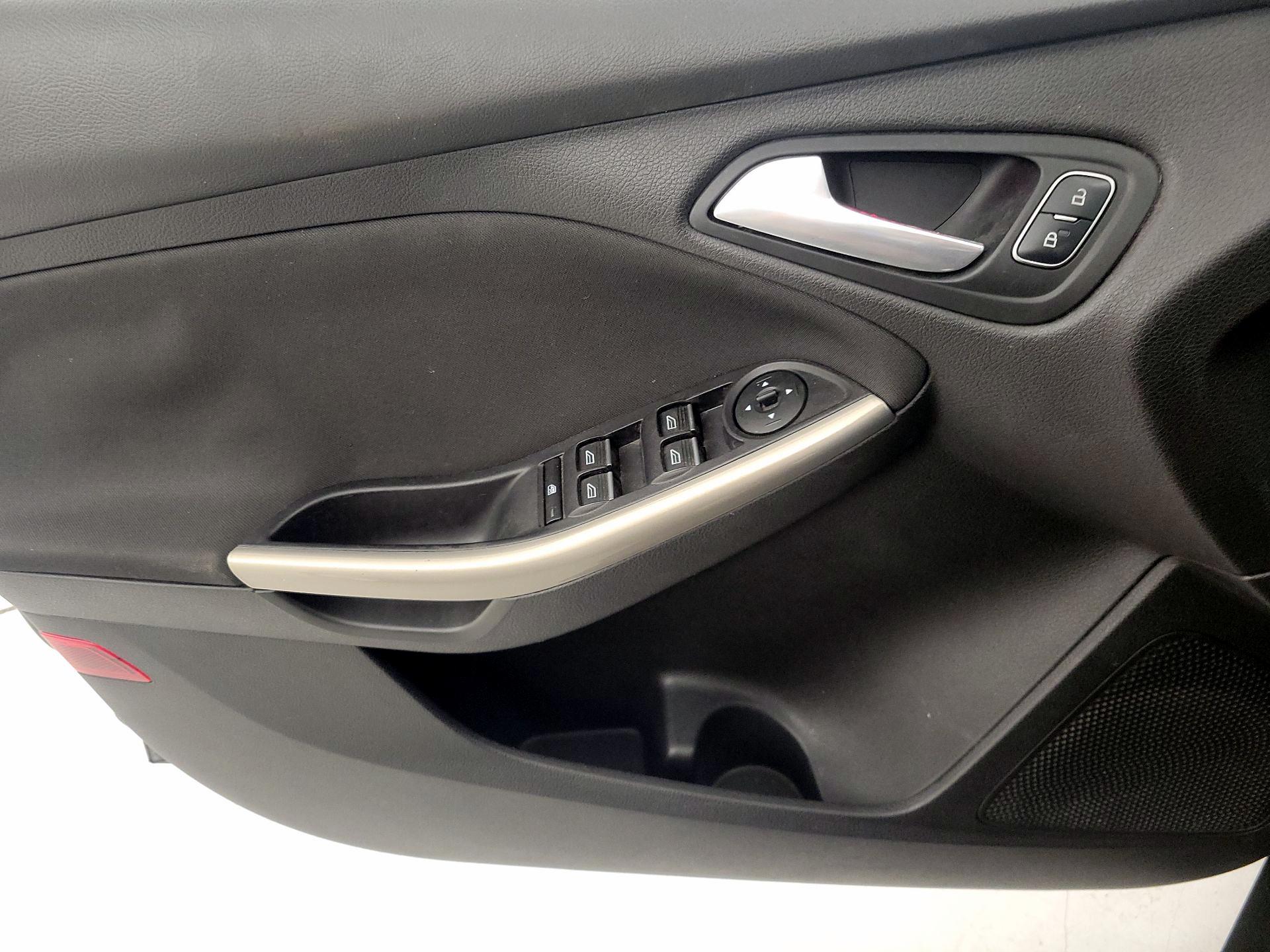 Thumbnail: 2016 Ford Focus - 12