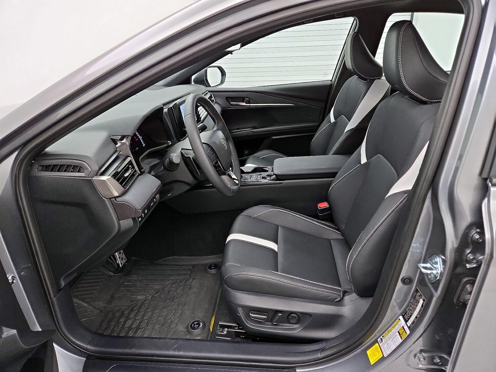 2025 Toyota Camry SE - Photo 12