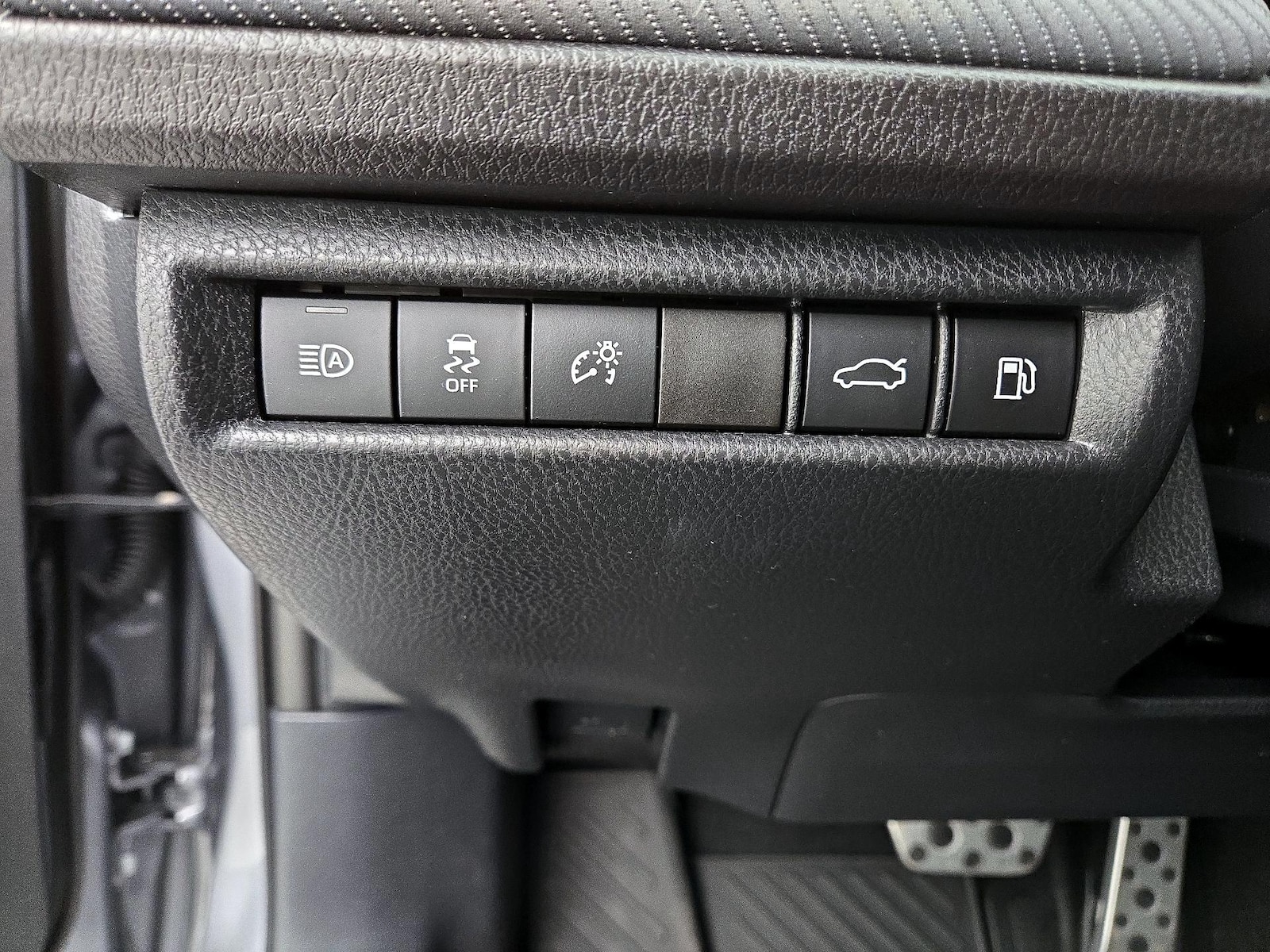 2025 Toyota Camry SE - Photo 14