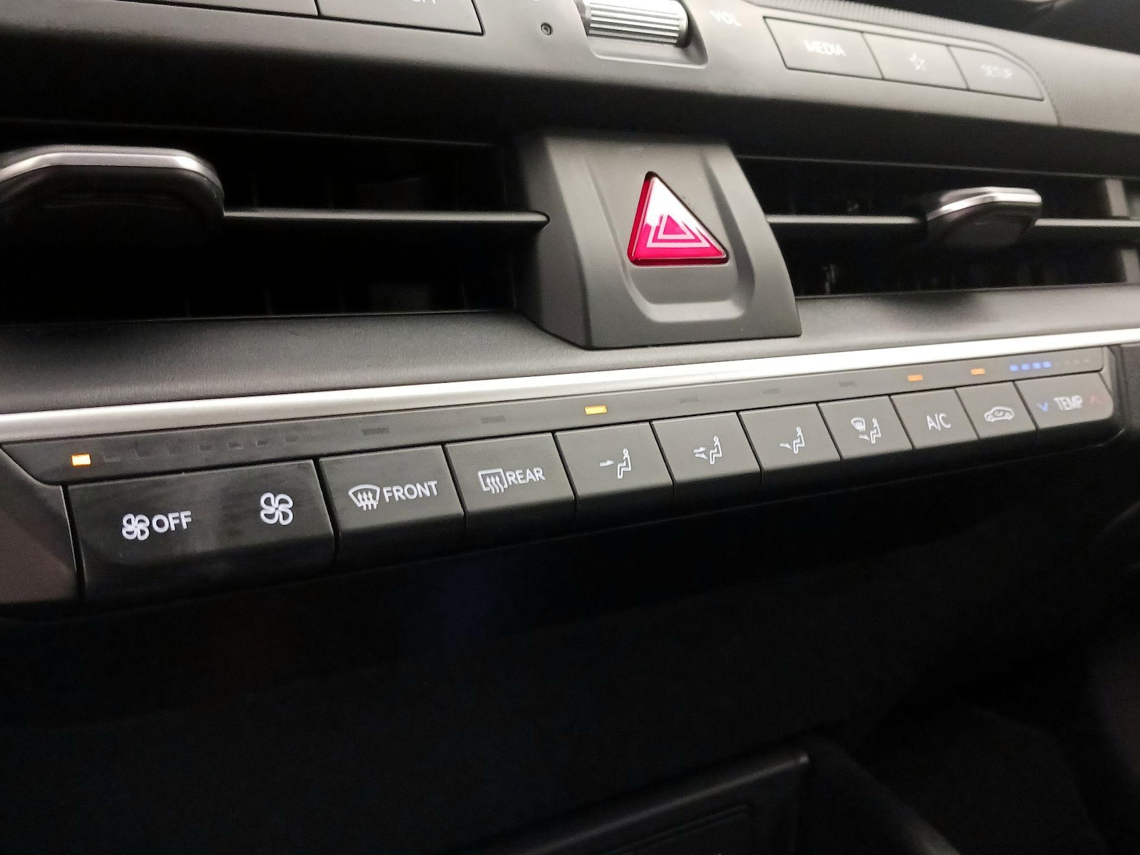 2025 Kia K4 LXS - Photo 17