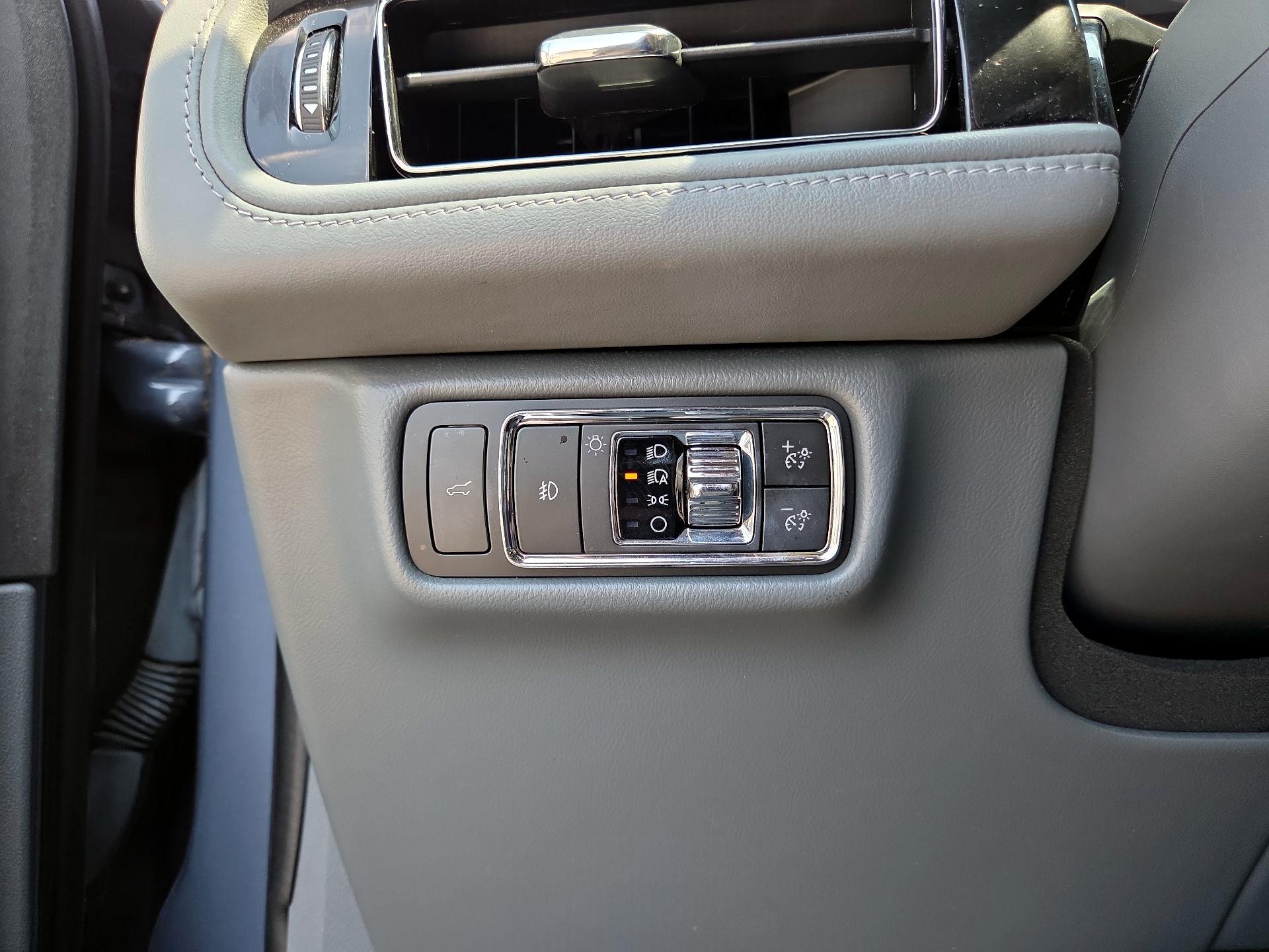 Thumbnail: 2021 Lincoln Aviator - 13