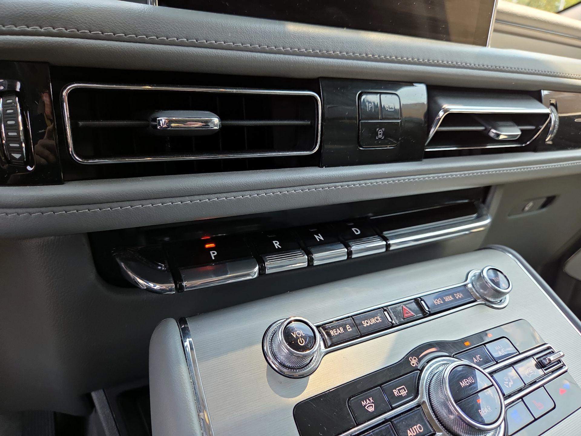 Thumbnail: 2021 Lincoln Aviator - 17