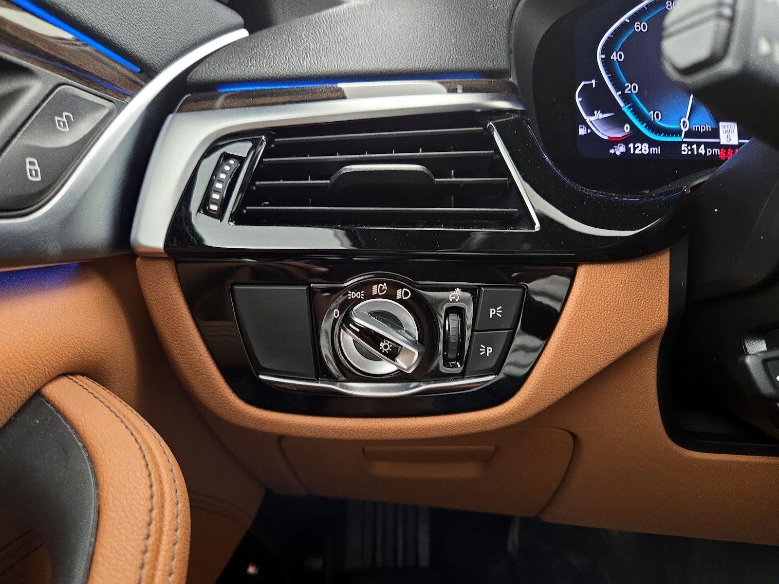 2023 BMW 5 Series 530e - Photo 14