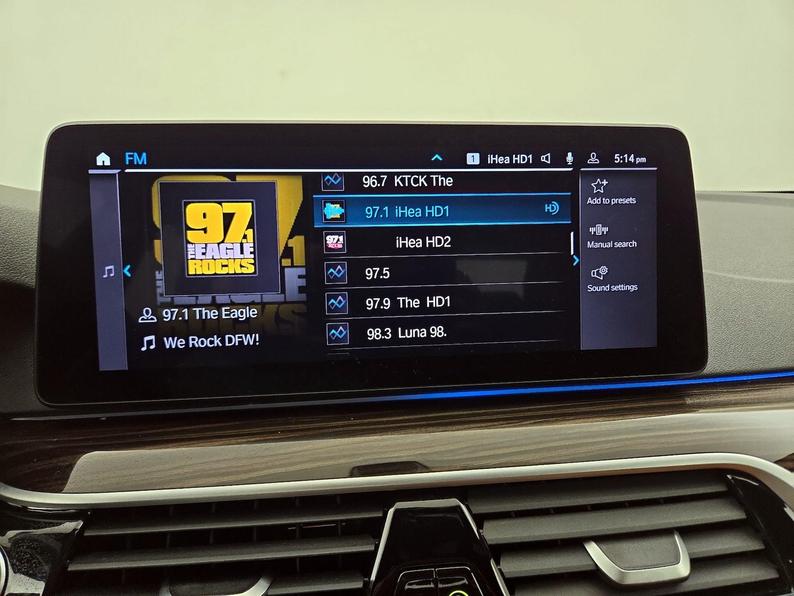 2023 BMW 5 Series 530e - Photo 17