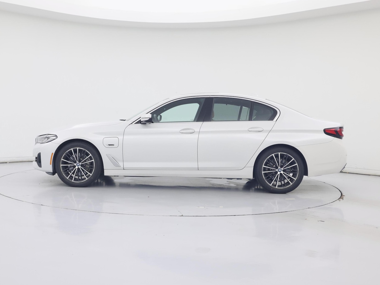 2023 BMW 5 Series 530e - Photo 4