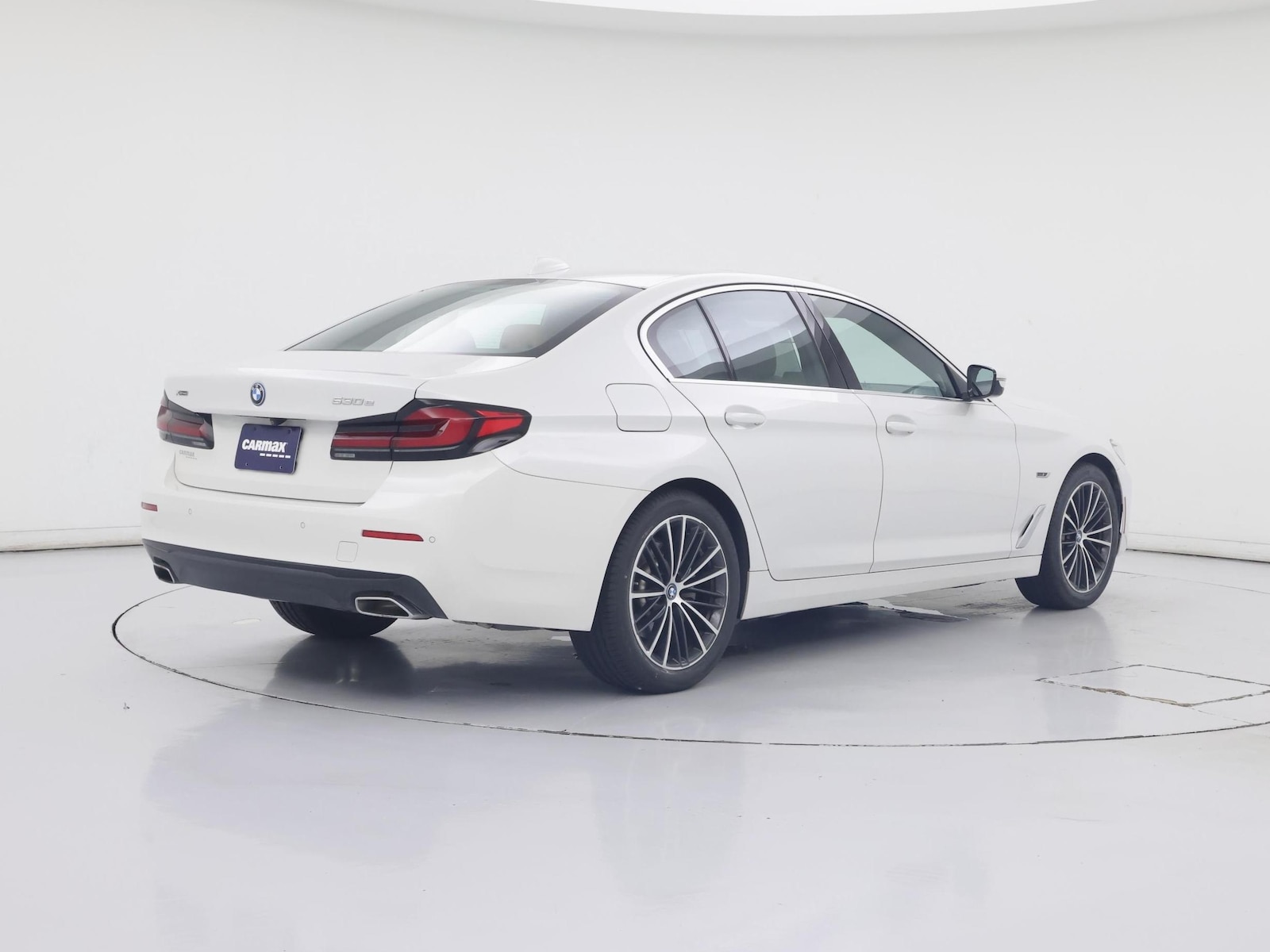 2023 BMW 5 Series 530e - Photo 9