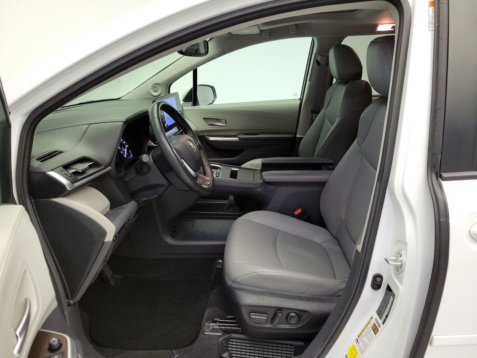 2024 Toyota Sienna XLE - Photo 12