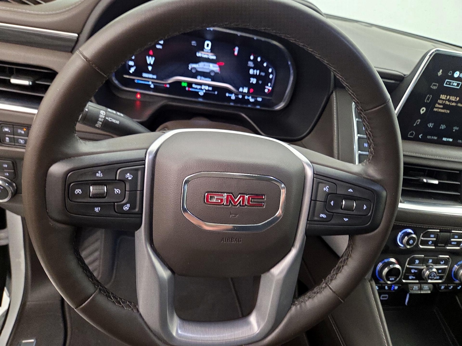 2023 GMC Yukon SLT - Photo 11
