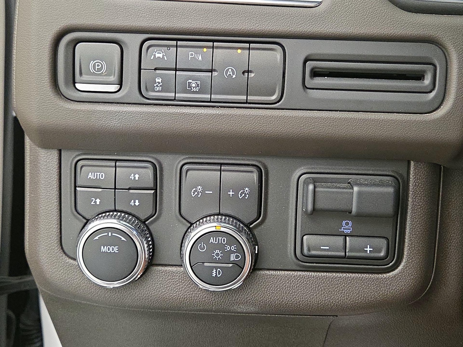 2023 GMC Yukon SLT - Photo 14