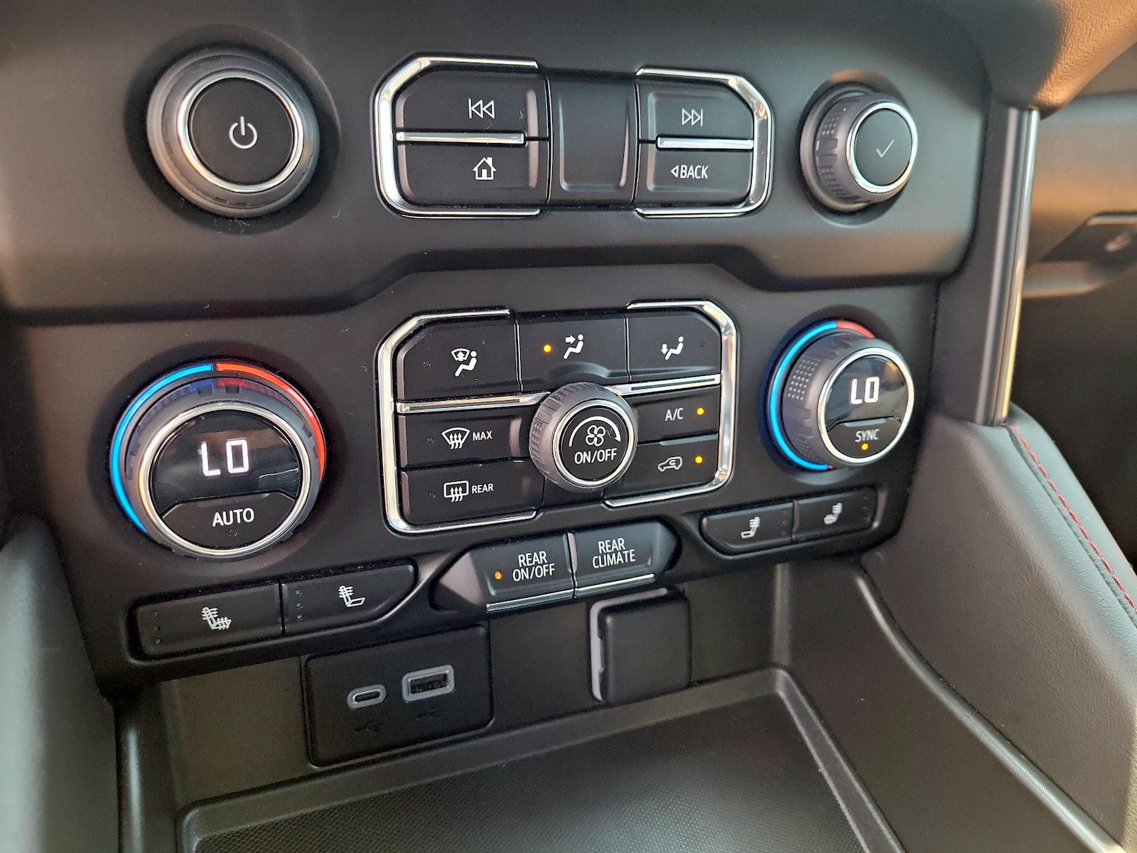 2023 Chevrolet Suburban RST - Photo 17