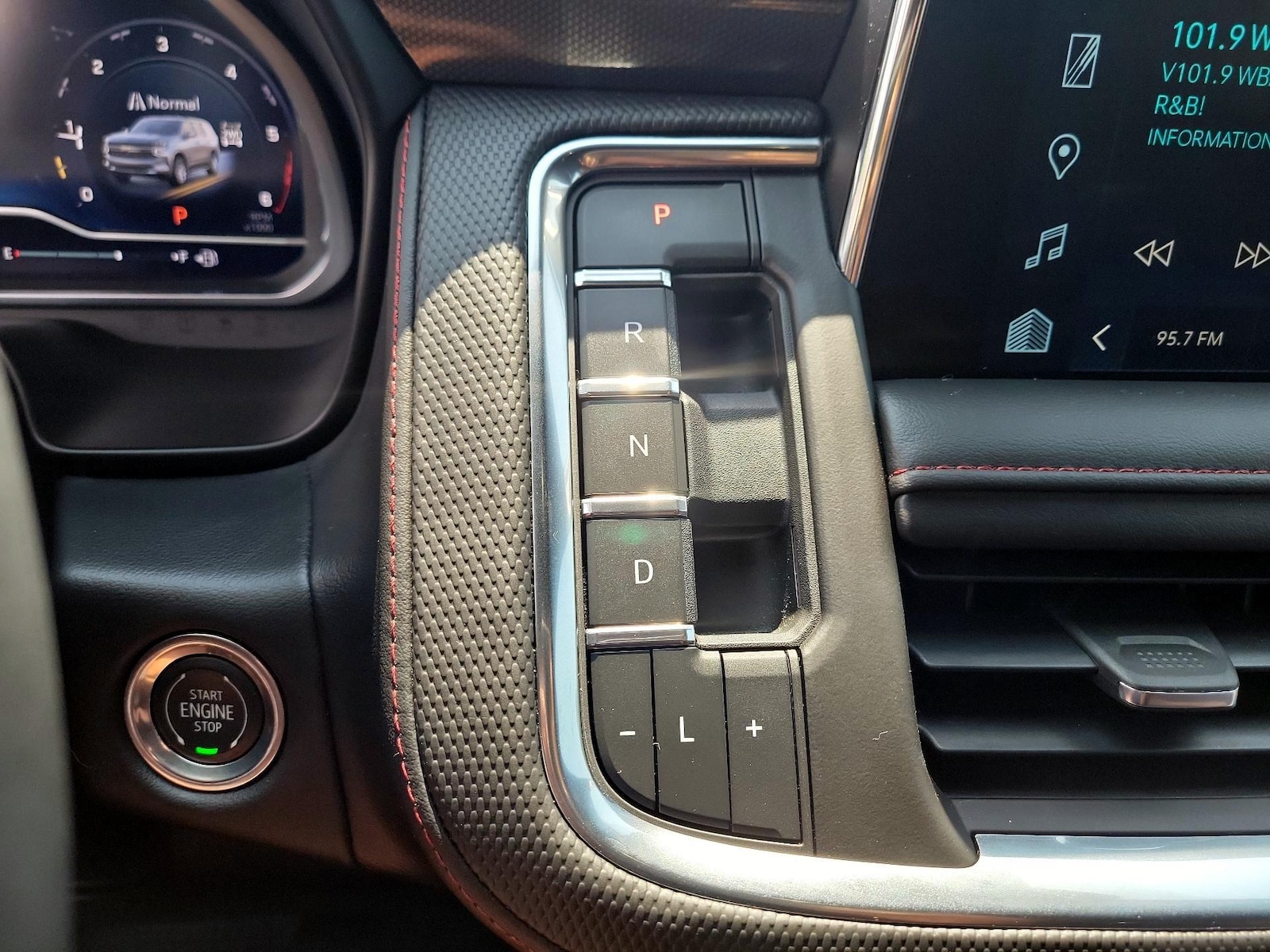 2023 Chevrolet Suburban RST - Photo 18