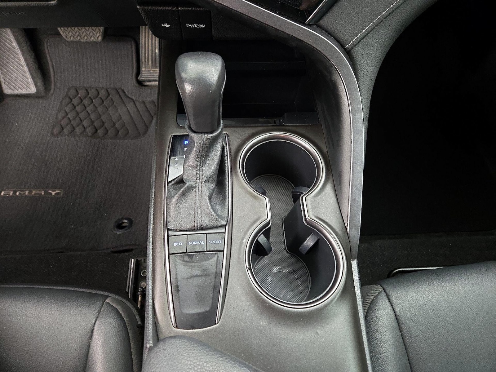 2023 Toyota Camry SE - Photo 18