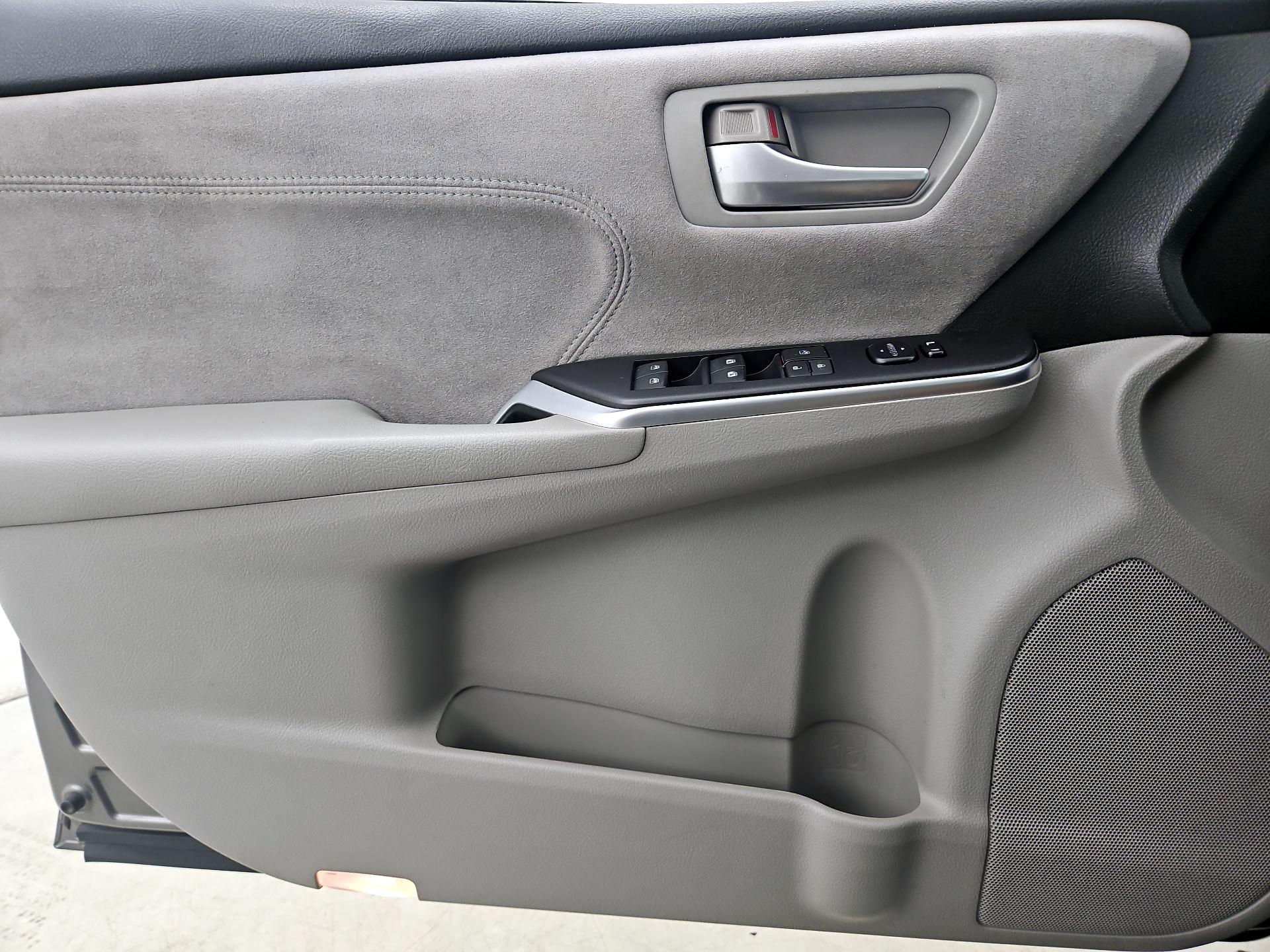 Thumbnail: 2015 Toyota Camry - 12