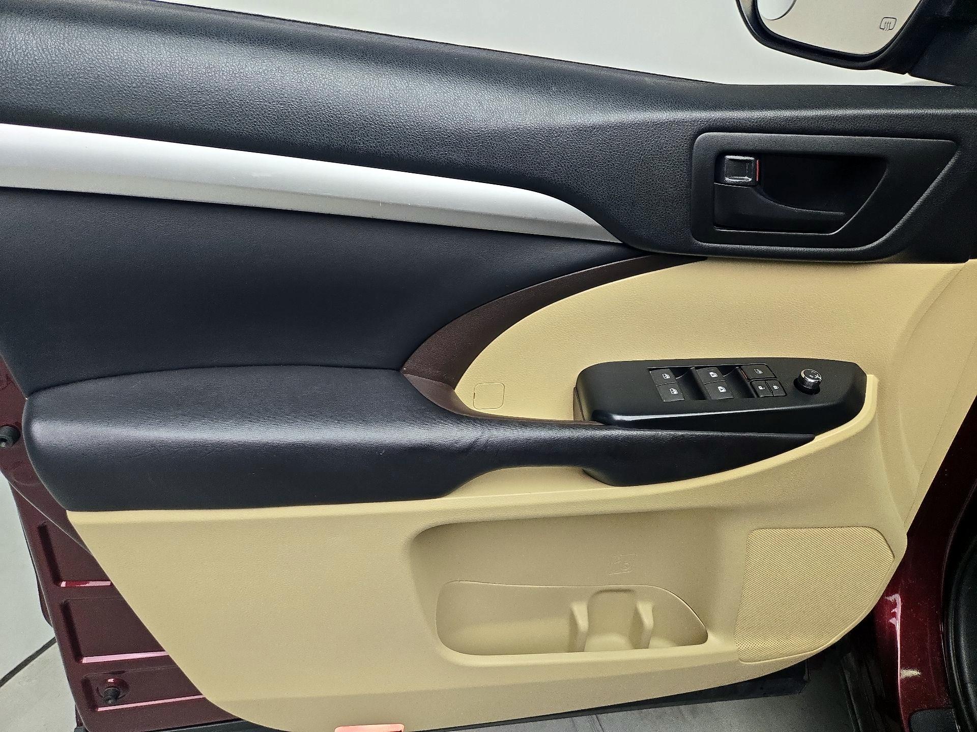 Thumbnail: 2016 Toyota Highlander - 12