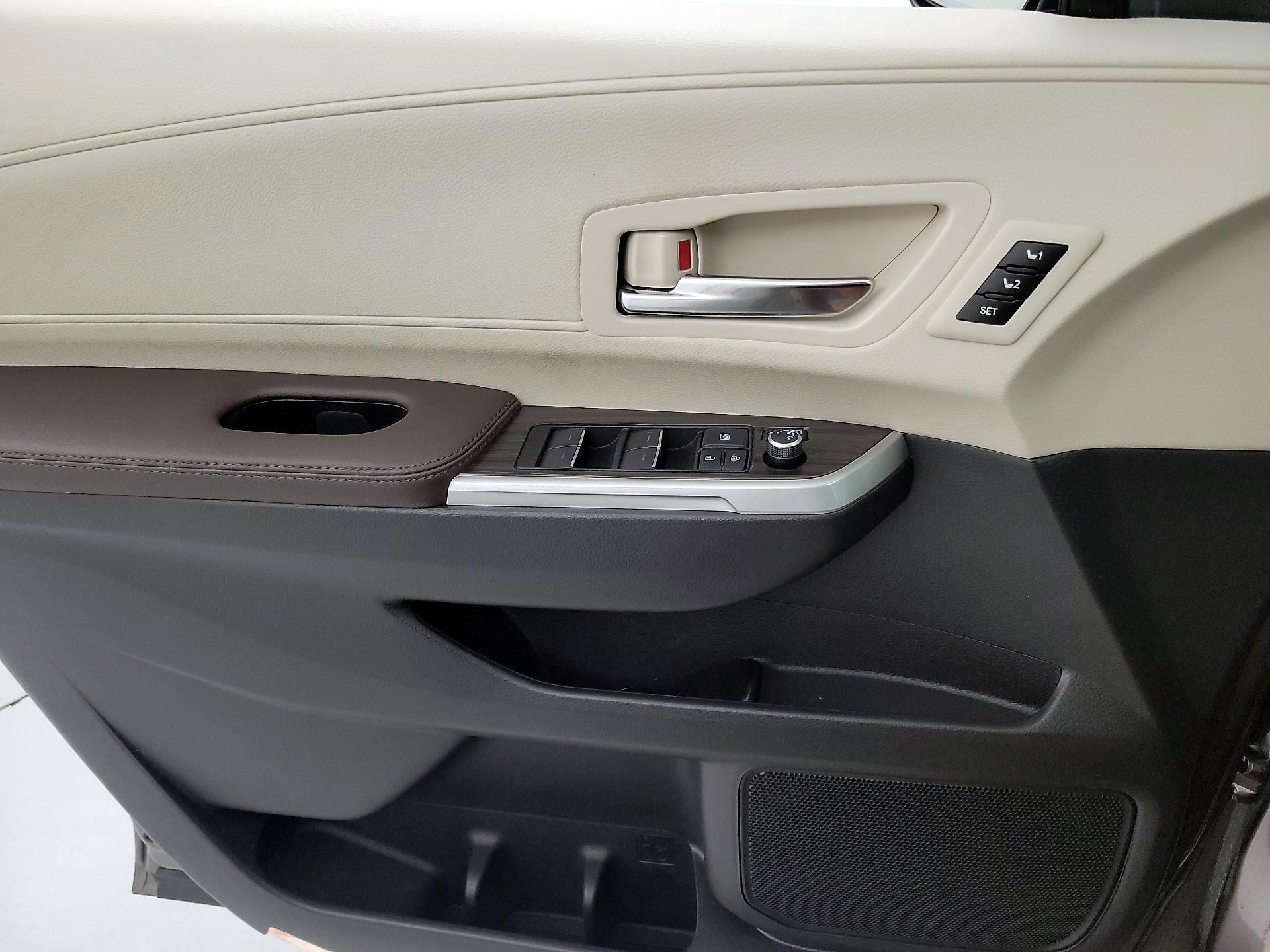 Thumbnail: 2021 Toyota Sienna - 12